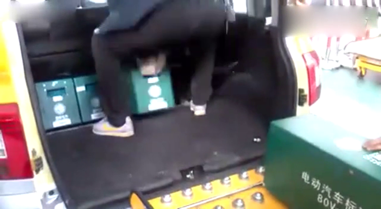 特斯拉行吗？咱中国人的电动车换电池只要3分钟！