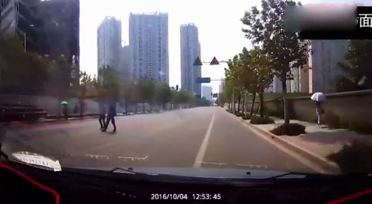 虽然出租车爱抢道，但你也不至于这么明显的撞他呀！