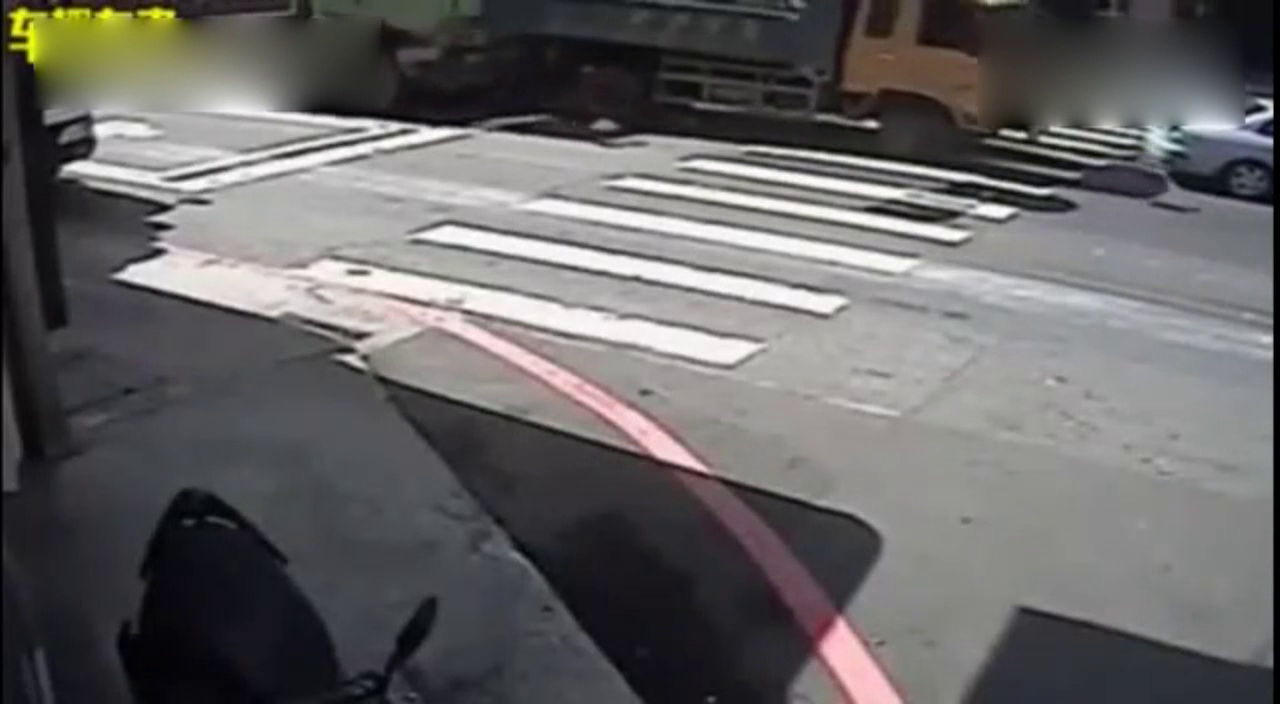 电动车在大货车后停车，她绝没想到会被这样惨烈的终结生命！