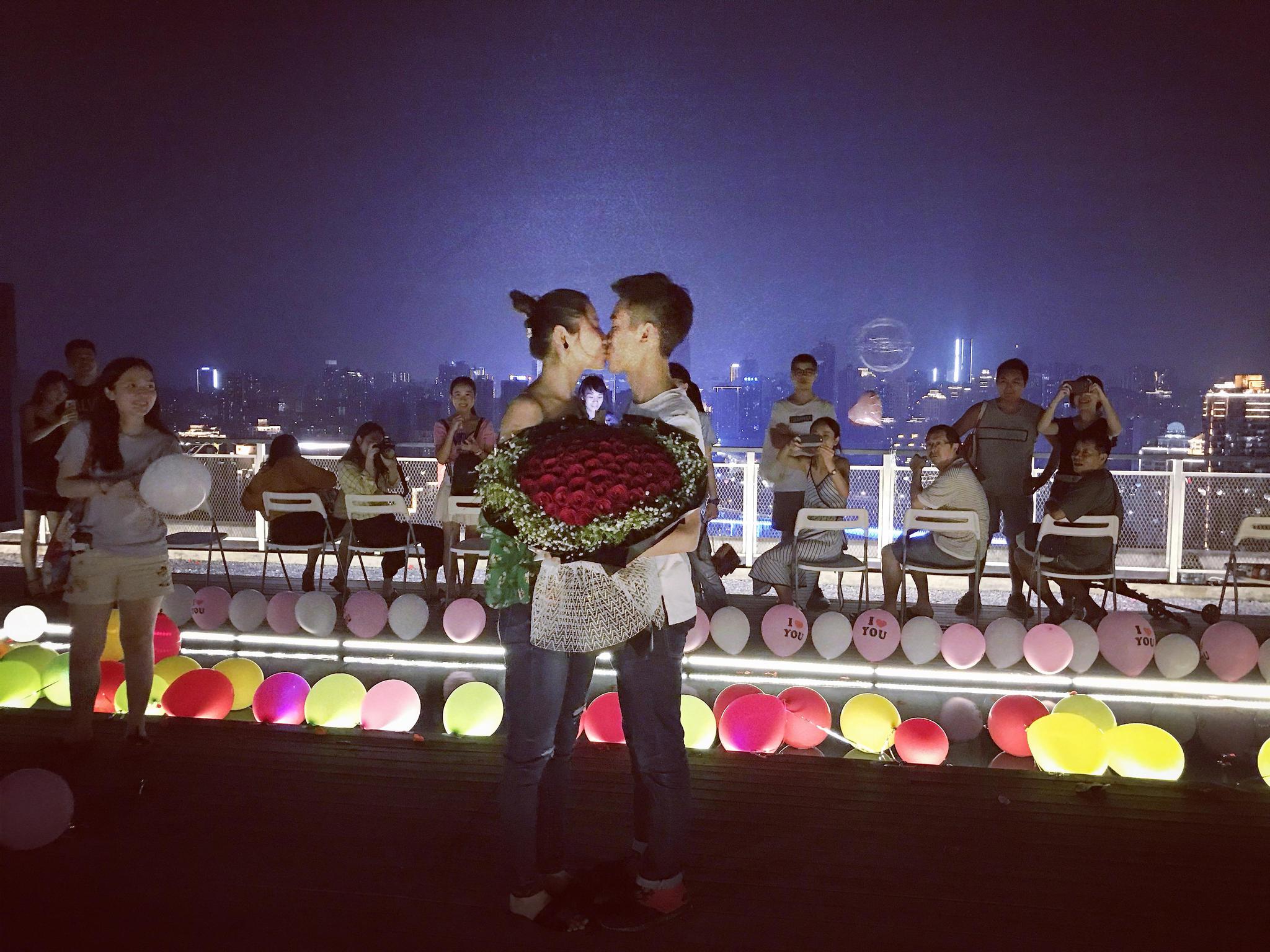 在重庆鹅岭二厂天台，邂逅一场低调而浪漫的求婚