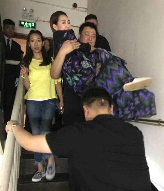 小 s 脚受伤坚持工作 他全程背抱