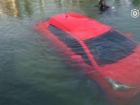 女司机一路上跟着导航走，结果没想到直接往水里开了！