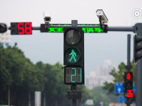 等红灯也有错，车主乖乖等在停止线没右转，却被倒扣6分罚200