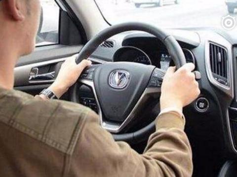 手动挡的车老熄火不好开？老司机教你两招，学会了比自动挡容易！