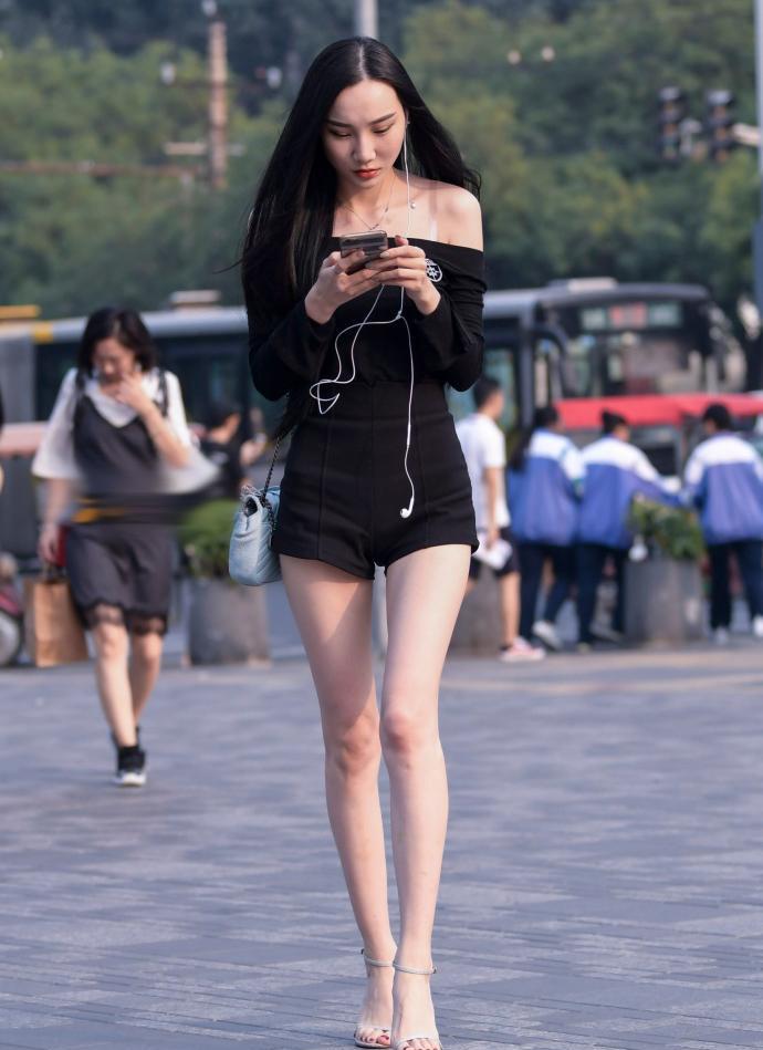 路人街拍: 热裤的小姐姐, 这一双筷子腿, 只是少了一双丝袜