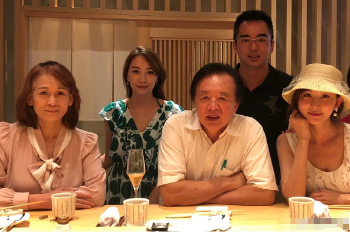 林志玲全家福!妈妈、嫂子与林志玲一样高颜值,爸爸和哥哥神似!