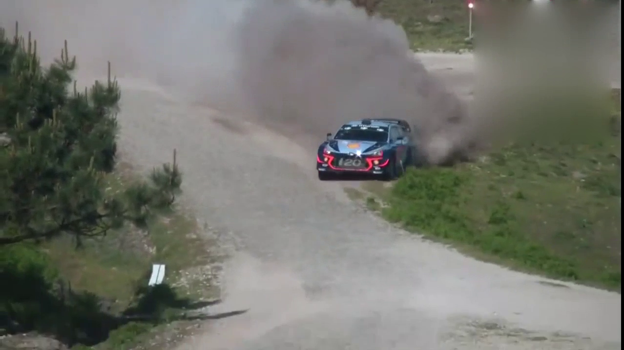 WRC甩尾过弯，看战车后面甩的土就知道姿势有多帅，够刺激