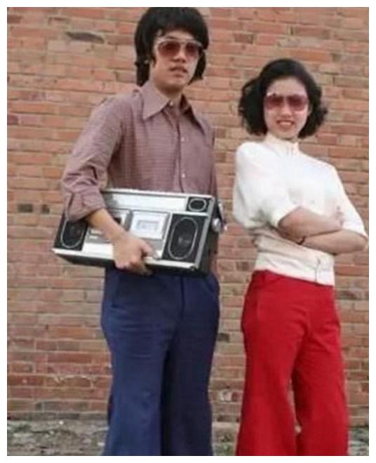 几张有趣的80年代老照片,哈蟆镜,喇叭裤那个时代的穿搭风尚