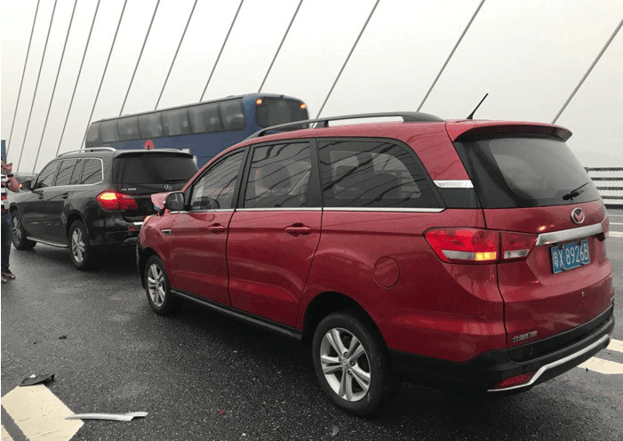 北汽幻速H3追尾奔驰GL, 车主: 差距巨大, 国产