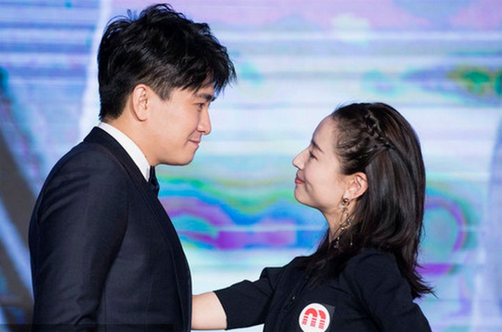 董洁亮相《幸福一家人》发布会,法令纹不毁优