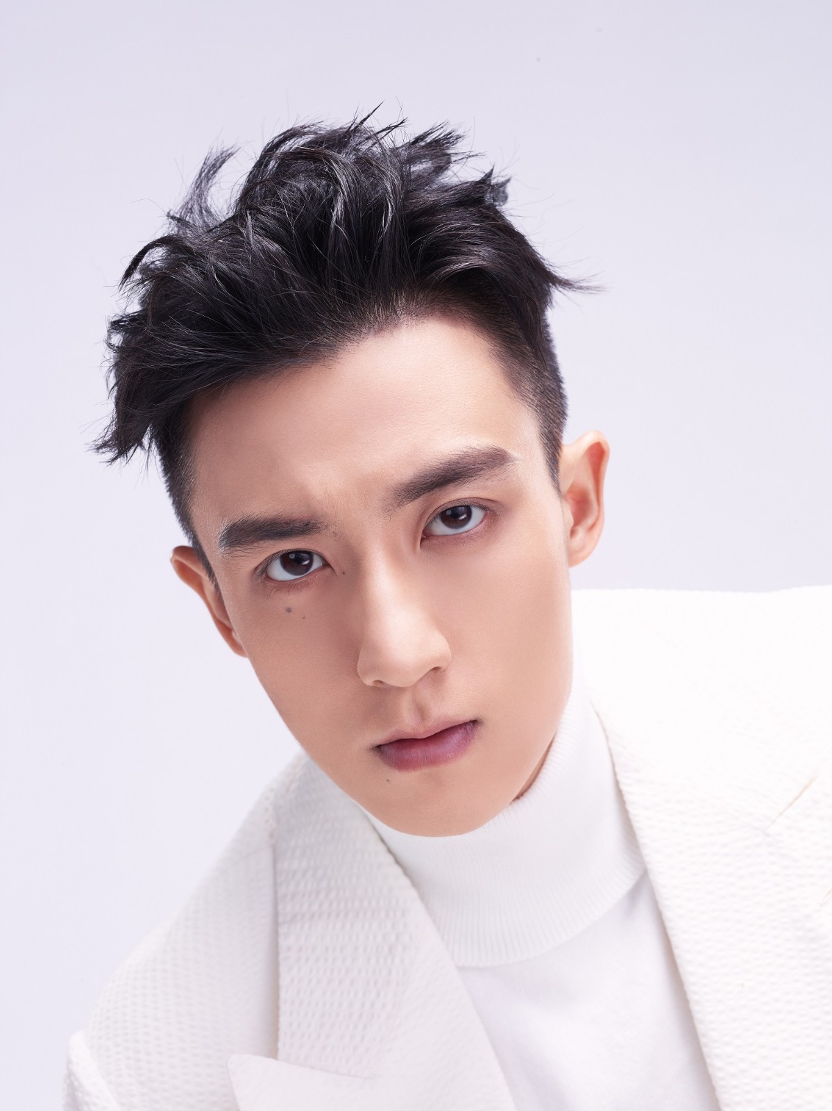 谷嘉诚携手赵露思初夏甜蜜来袭 《好像掉进爱情海里》MV上线