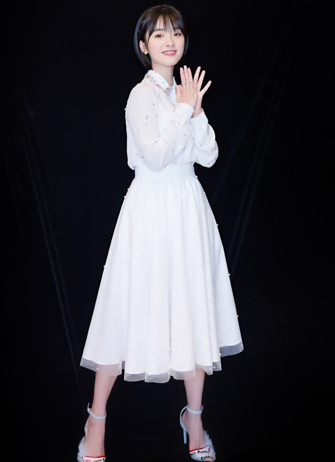 沈月好适合这件白衬衫,下半身搭白裙子更仙,再