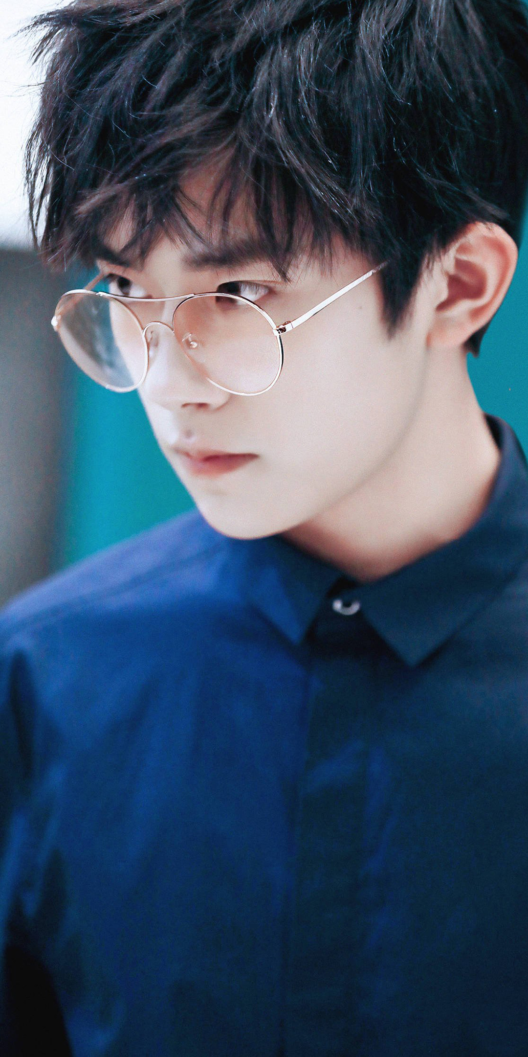 易烊千玺蓝色戴眼镜大笑