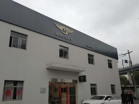 宾利添悦玻璃出现一条裂痕，维修费用惊人，够买一台哈弗h6