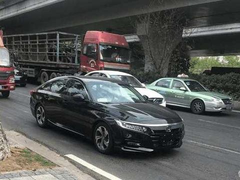 十代雅阁现身街头，本田迄今为止最帅车型，16万起迈腾市场压力大