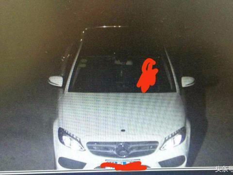 河南一奔驰车高速失控狂奔 车速120闯收费站 车主命悬一线