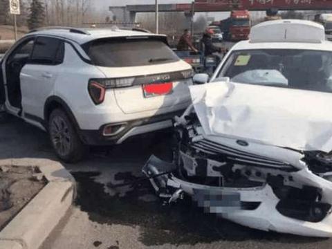 领克01遭福睿斯侧面撞击，车主：没想到国产车进步这么大