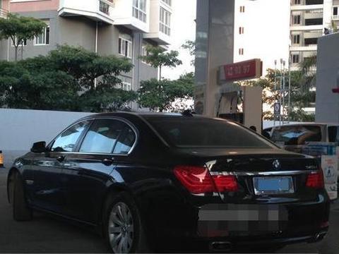 宝马7系加完油就死翘翘，4S店师傅一检查，车主半天说不出话
