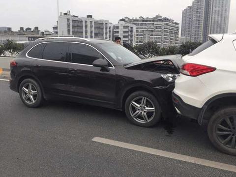 保时捷卡宴追尾东风AX7, 东风车主: 豪车竟这么不堪一击