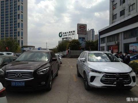 比亚迪唐二代到店，工作人员现场演示如何使用旋转大屏，帅到掉渣