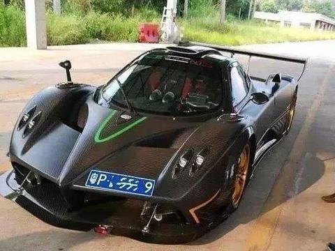 3千万超跑去车管所挂牌 上完牌实在太尴尬 车主表示很心疼！