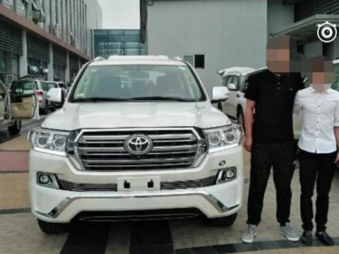 4.0L中东丐版丰田兰德酷路泽, 自改内饰变“豪华版”