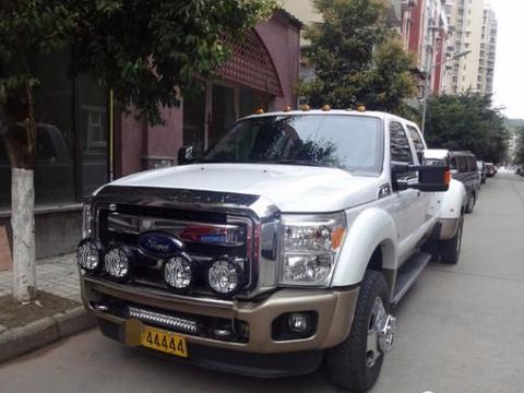 路边停辆皮卡, 比猛禽还大起码值百万, 可车主选这种车牌无法理解