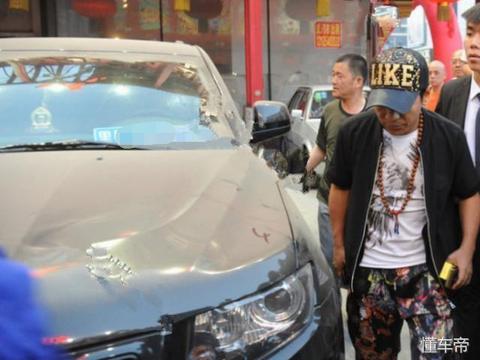 宋小宝再添百万级豪车，如今他的“温泉别墅里”都没处停车了