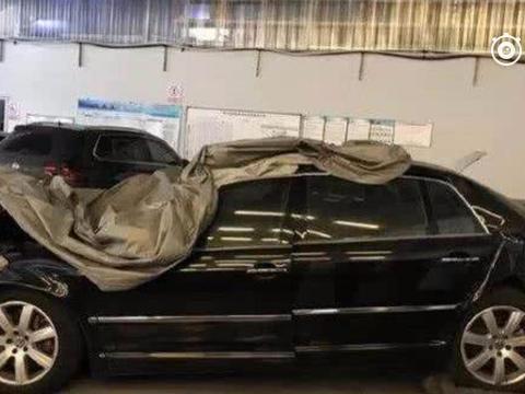 百万辉腾遭两货车夹击，打开车门后惊呆众人，车主：这钱花得值！