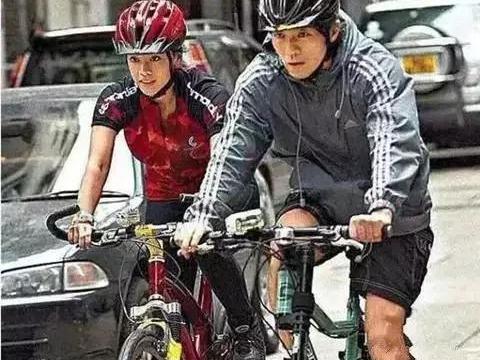 星爷为什么以低调著称？看看他和母亲的座驾就知道了