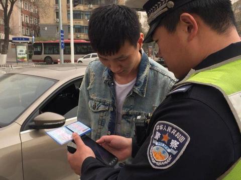 “慧眼系统”助力交警路面精准查违法 违法司机被当场处罚教育