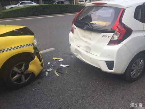 女司机提本田飞度一个月撞车7次，称都怪教练不认真教