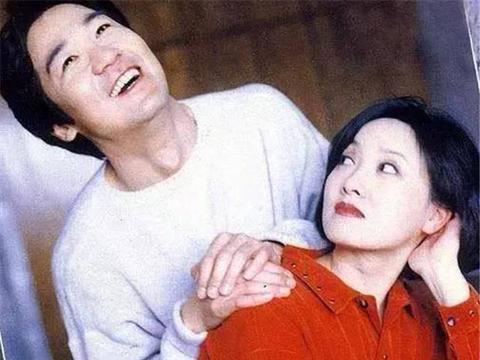 两人合作16部剧，却未曾有婚礼，今坐奔驰，婚礼迟到了20年！