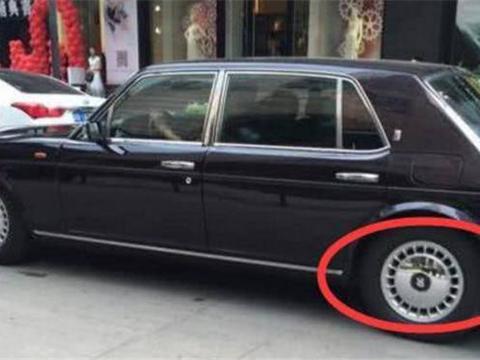 偶遇一辆桑塔纳，仔细一看竟是800万劳斯莱斯，车牌号太霸气了！