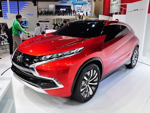 三菱终于觉醒了，新车比奔驰还上档次，不足10万油耗3L 。