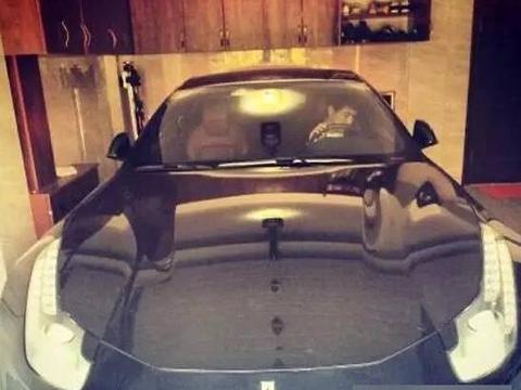 他是当红小生, 一台豪车值百万, 却爱网吧上网, 还因20块哭穷!