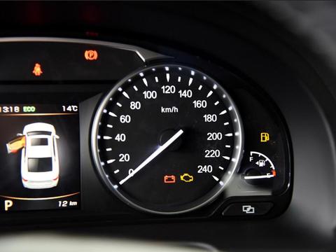 刚买的新车第二天就坏一年内换两次电瓶，4S店说是因为装了它