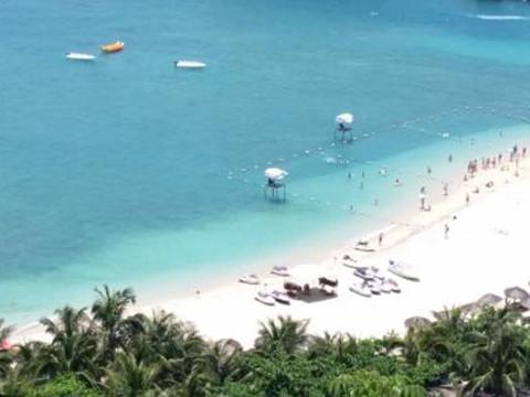 三亚偶遇2辆东北的奔驰，车身霸气十足，车牌更是价值不菲！