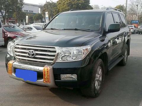 小伙开老板的丰田兰德酷路泽回家过春节，老板再看到车后无奈笑了