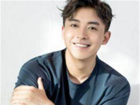 想做吉他手却成演员，凭《爱情公寓》成名，今开上跑车妻子美如仙