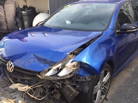 高尔夫R20被撞成这模样，修好后却与新车没差别