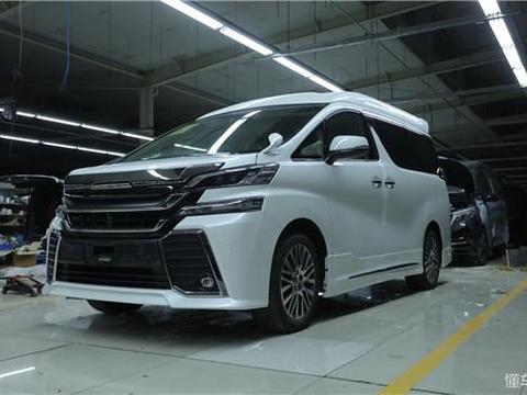 丰田埃尔法蒙娜丽莎版，后排可以躺着睡觉。