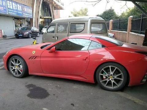 浙江小伙开法拉利California上下班直呼油箱太小，要频繁去加油