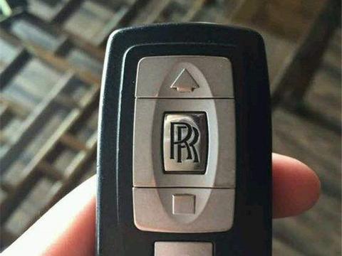 专职司机开800万劳斯莱斯玩手机，结果撞桥墩，定损200万！