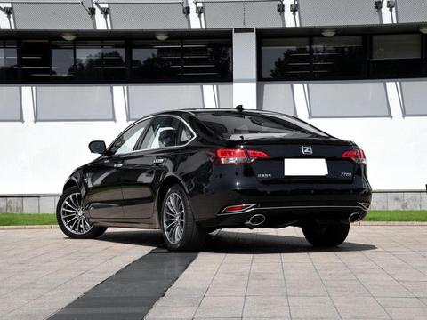 在这款车面前，日系三剑客就是渣！车长超5米，售价不到10万！