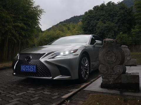 过减速带没感觉的车有2台，一台是奔驰S级，另一台就是它