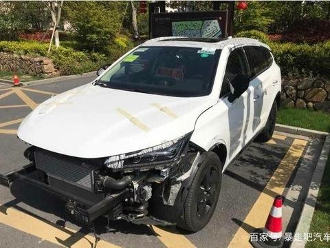 偶遇比亚迪唐二代，网友：看到这防撞梁，感觉这车不成爆款都难