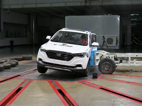 安全：一汽奔腾X40侧碰，左侧车身凹陷较深