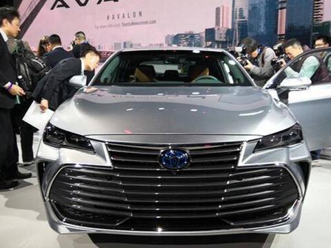 丰田扳倒帕萨特有希望了！18万的新车比奔驰更豪华，别买迈腾了！