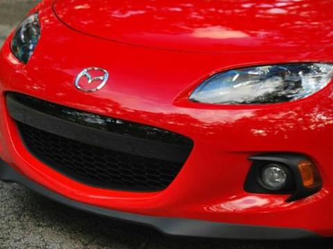 老款马自达MX-5，敞篷双门小跑车